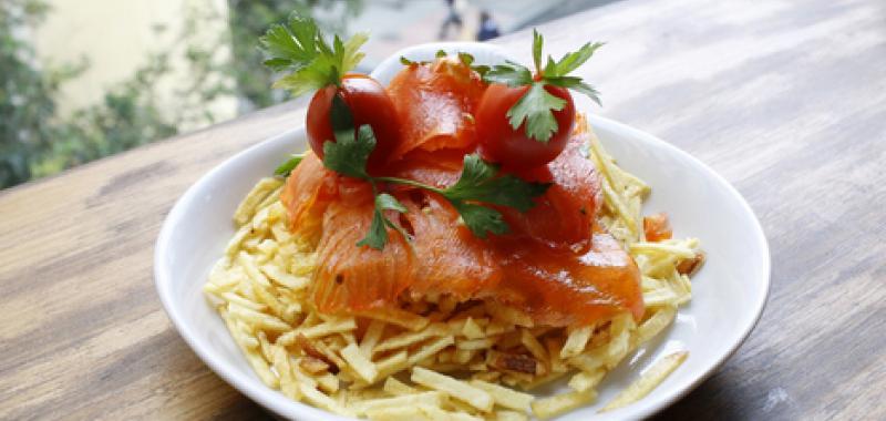 Bayontin Salmon ahumado con huevo de codorniz sobre patatas paja M.